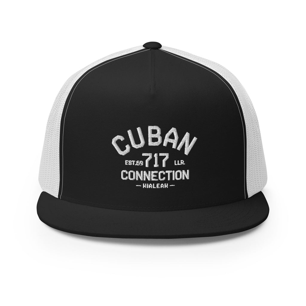 Clásico White Embroidered Logo Trucker Cap